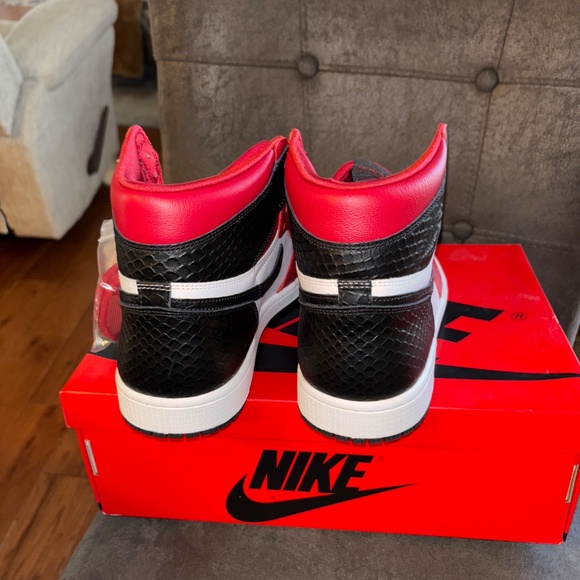 NIB NEW Women’s Nike Air Jordan 1 Retro High OG Satin Snake Sneakers 12 - Picture 5 of 6